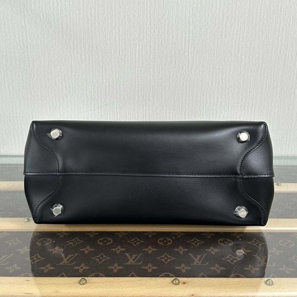 Longchamp Women Pre-Loved Bag Very Good Condition View 5
